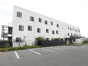 白い建物の外観