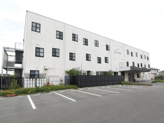白い建物の外観 外観 清潔感のある白い建物です。広々とした駐車スペースがあり、アクセスしやすい環境が整っています。