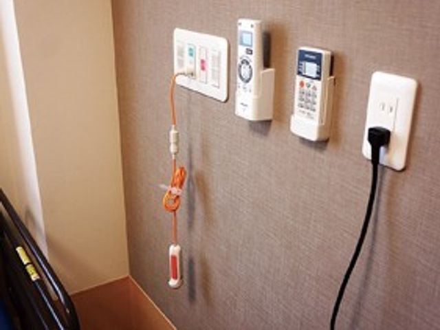 壁面の設備が並ぶ廊下 廊下   壁面に複数の設備が整えられた廊下です。移動の導線に必要な機器が見やすく配置されています。