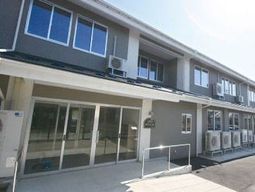 明るい日差しの中庭