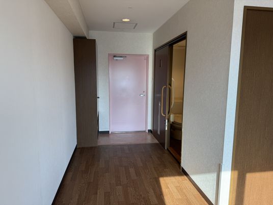 広い廊下とドア