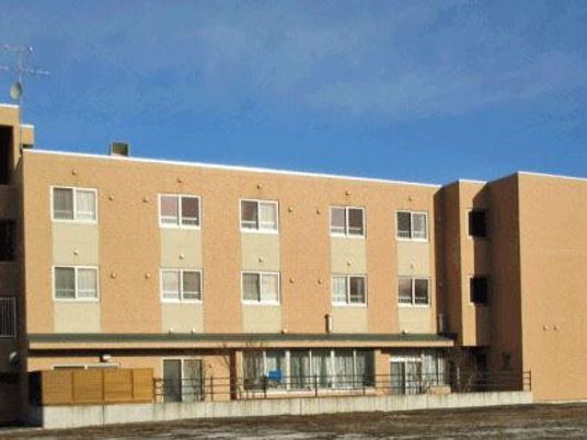 日差しが降り注ぐ外観