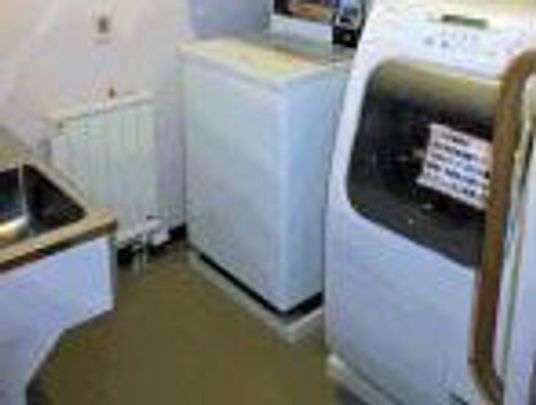 洗濯機と洗面台がある空間