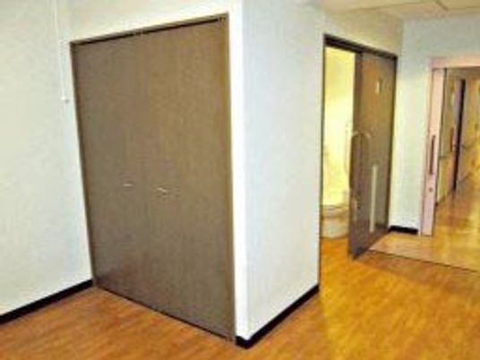 廊下と複数の扉