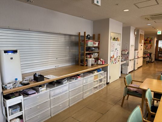 整理された棚のある部屋