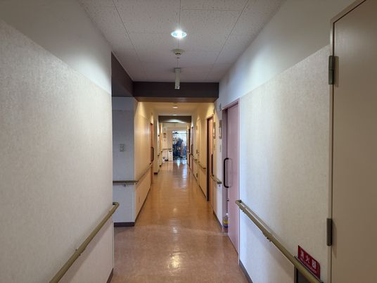 手すり付きの廊下