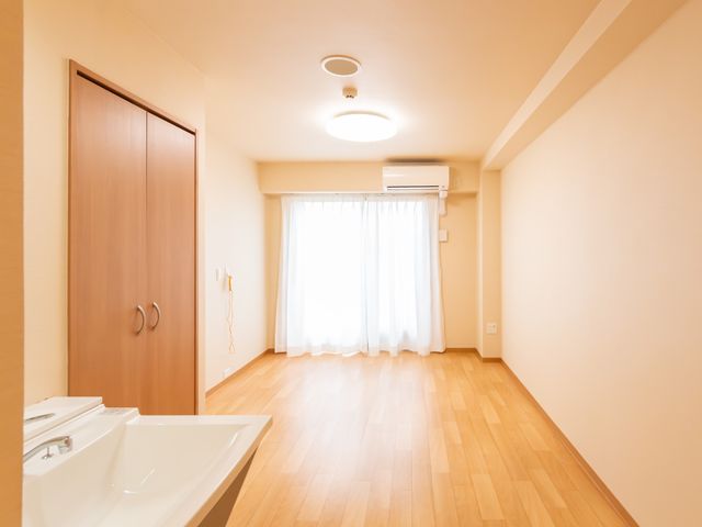 居室の明るい空間 居室 床の温もりが感じられる居室です。ゆったりとした時間を過ごすことができる設計になっております。