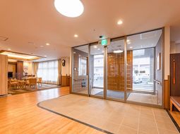 エントランスの明るい空間