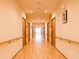 明るい廊下の風景