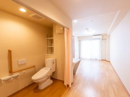 広々とした明るいトイレ付き居室