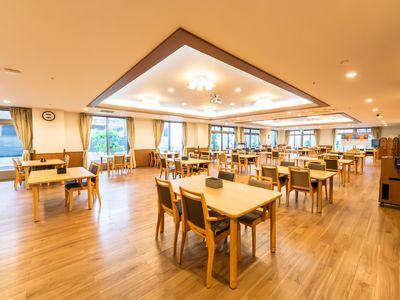 明るい広いダイニングスペース