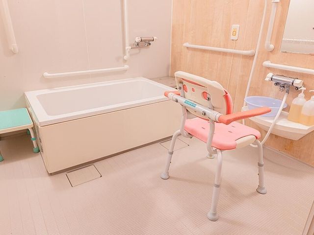 バリアフリー設計の浴室 個室浴室 手すりや椅子が備えられた安全な浴室です。入浴介助もしやすく、快適に過ごせる設備が整っています。