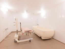 清潔なバリアフリー浴室