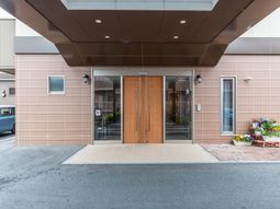 茶色い建物のエントランス