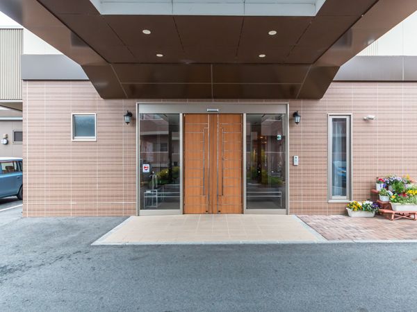 茶色い建物のエントランス