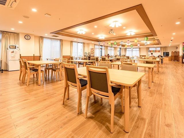 明るい食堂の風景 食堂 広々とした食堂は、温かみのある照明と木目のテーブルで、心地よい食事の時間を提供しています。