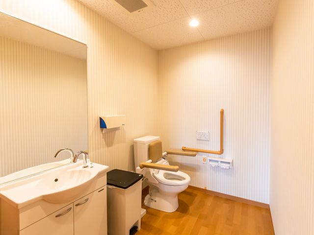 バリアフリー設計のトイレ トイレ 手すり付きで安全性に配慮された清潔感のあるトイレスペースです。快適な環境で勤務いただけることでしょう。