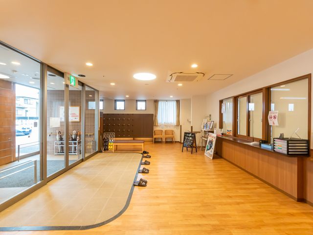 エントランスの明るい空間 エントランス 広々としたエントランスは、来訪者を暖かく迎えます。ゆとりある設計で、誰もが快適に過ごせる配慮がされています。