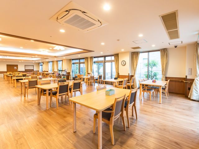 広々とした明るい食堂 共有スペース 柔らかな光が差し込む食堂で、利用者様が集い、食事やコミュニケーションを楽しむ場所です。適度なスペース配分で車椅子使用の方も快適です。