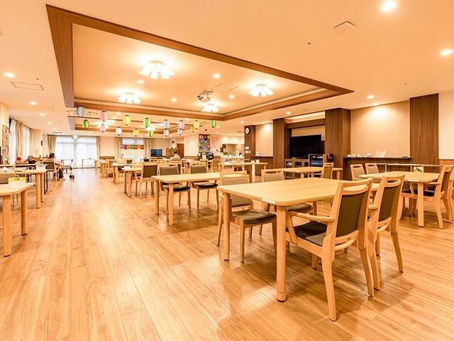広々とした明るい食堂 食堂 ゆとりのあるダイニングルームでは、心地よい照明の下で食事の時間をお過ごしいただけます。バリアフリー設計で、どなたも安心して利用できる空間です。