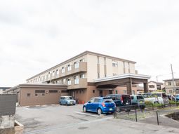 茶色の建物の外観