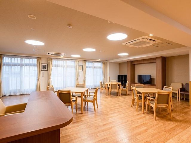 広々とした明るい食堂 リビング 木目調の家具が配置された温かみのある食堂です。広々としており、居心地の良い空間でみなさんが集う場所となっています。