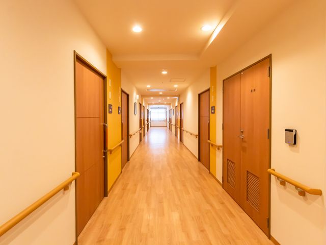 清潔な廊下空間 廊下 ゆったりとした通路が広がる明るい廊下です。手すりが整っており、安全に配慮されたデザインとなっています。