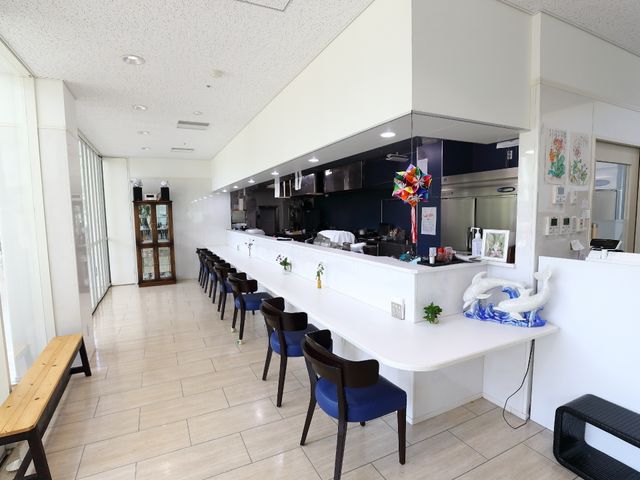 広々とした明るい食堂