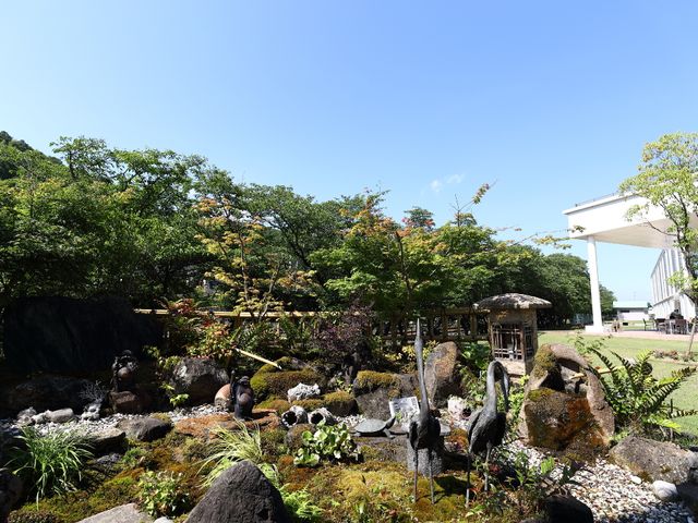 緑豊かな施設の庭