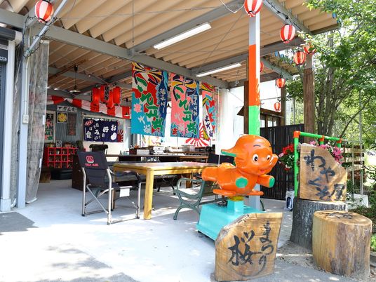 屋外の色鮮やかな空間