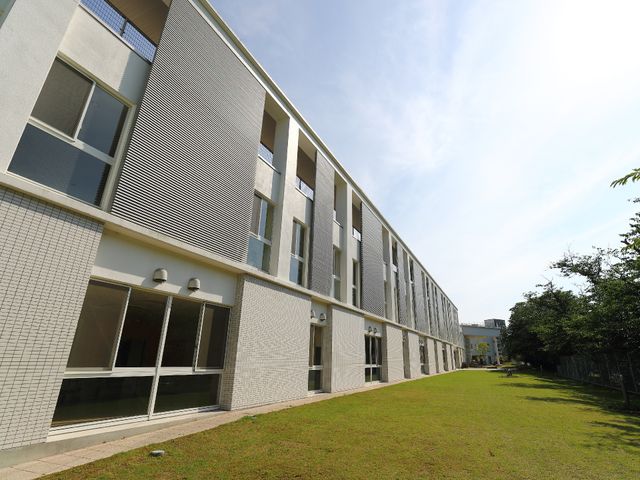 広々とした緑の庭