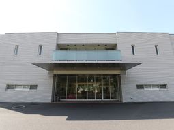 清潔感ある施設のエントランス