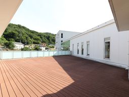 広々したテラスと緑の景色