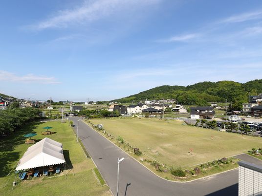 施設の緑豊かな中庭