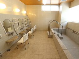 バリアフリー設計の浴室