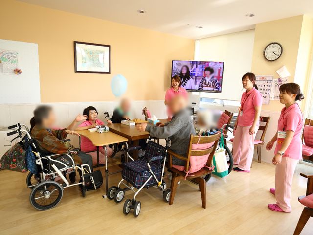 居室で談笑する人々