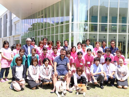 笑顔のスタッフ集合写真