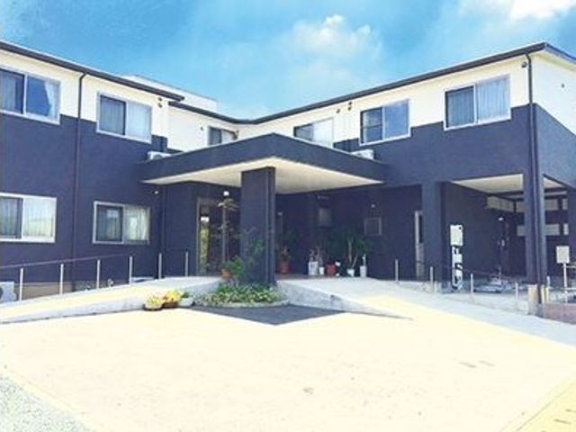 施設の開放的なエントランス 外観 ゆったりとしたスペースのあるエントランスです。利用者の方々が気持ち良く出入りできるように配慮されています。