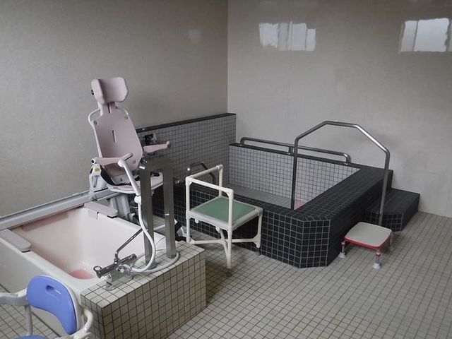 バリアフリー浴室設備 機械浴室 安全に配慮した設計のバリアフリー浴室です。リフトや手すりが整っており、安心してご利用いただけます。