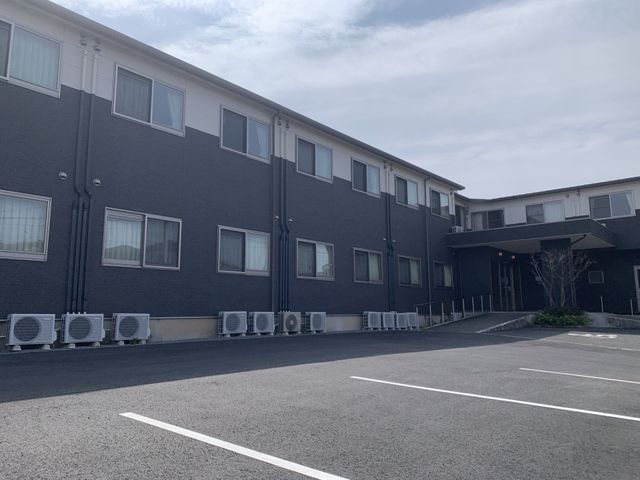 広々とした外観 外観 清潔感のある建物です。駐車スペースも確保されており、便利に利用できます。