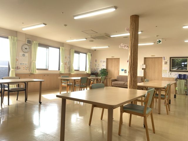 明るい共有スペース ラウンジ 自然光が差し込む広々とした空間で、リラックスした時間をお過ごしいただけます。