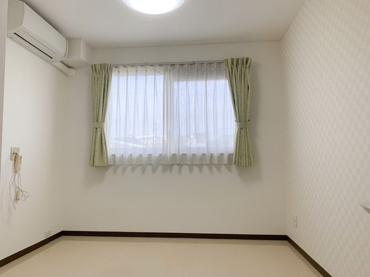 窓のある明るい居室
