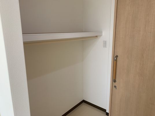 シンプルなクローゼット