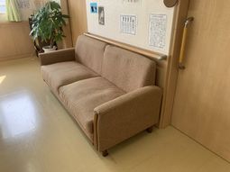 落ち着いたソファのある休憩室
