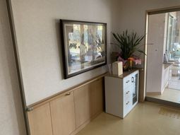 飾られた絵と植物のある廊下