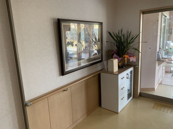 飾られた絵と植物のある廊下
