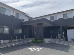 落ち着いた建物の外観