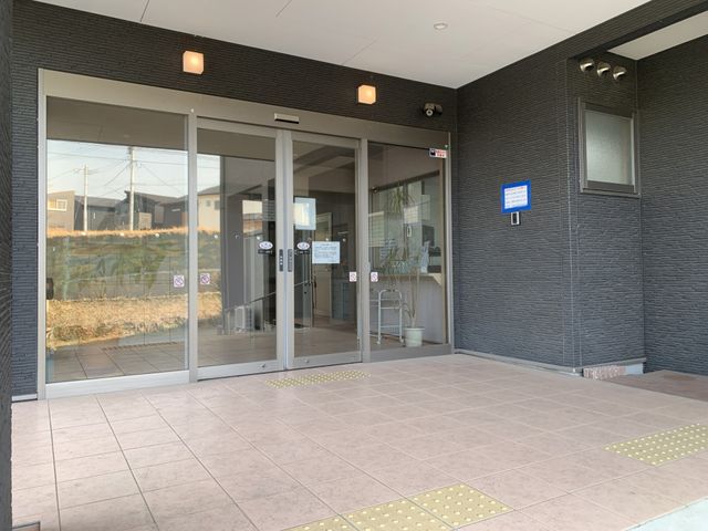 ガラスドアのエントランス  