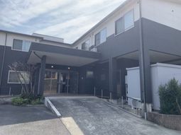 落ち着いた建物の外観