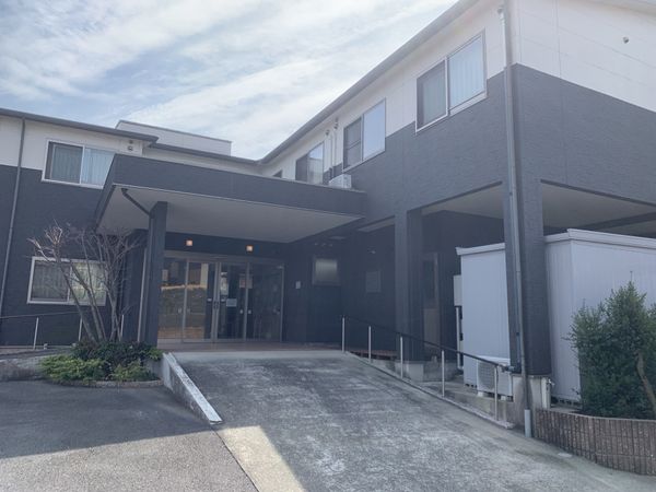落ち着いた建物の外観